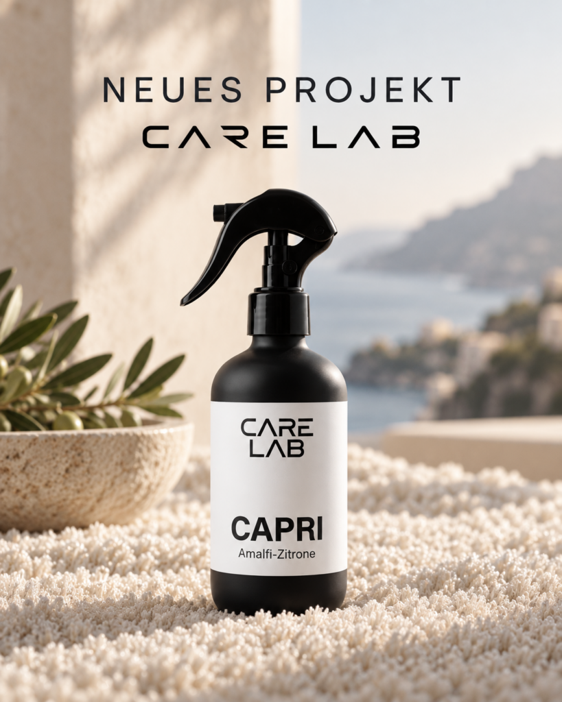 CARE LAB Titelmotiv mit schwarzer Capri Sprühflasche auf hellem Teppich vor mediterraner Kulisse