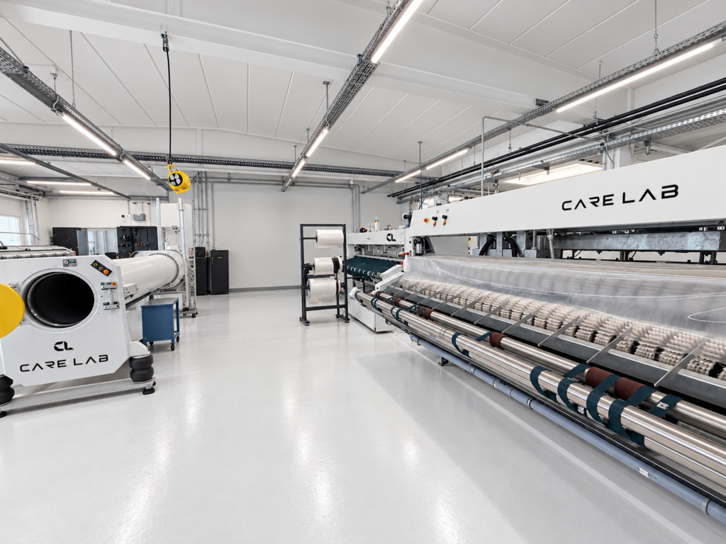 KI-bearbeitete Konzeptvisualisierung einer möglichen Produktionsumgebung für CARE LAB