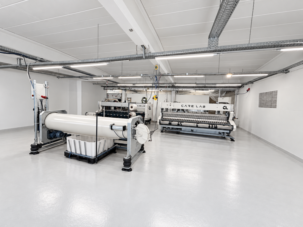 Zweite KI-bearbeitete Konzeptansicht einer möglichen CARE LAB Produktionsumgebung
